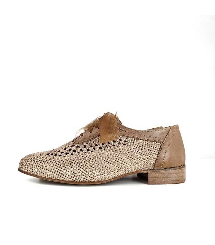 Zapato elegante y fresco, fabricado en España por Nival, visto de medio perfil