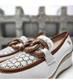 Detalle del troquelado floral en la pala del mocasínes cuña Resauce mujer de Chika10 con diseño elegante y femenino.