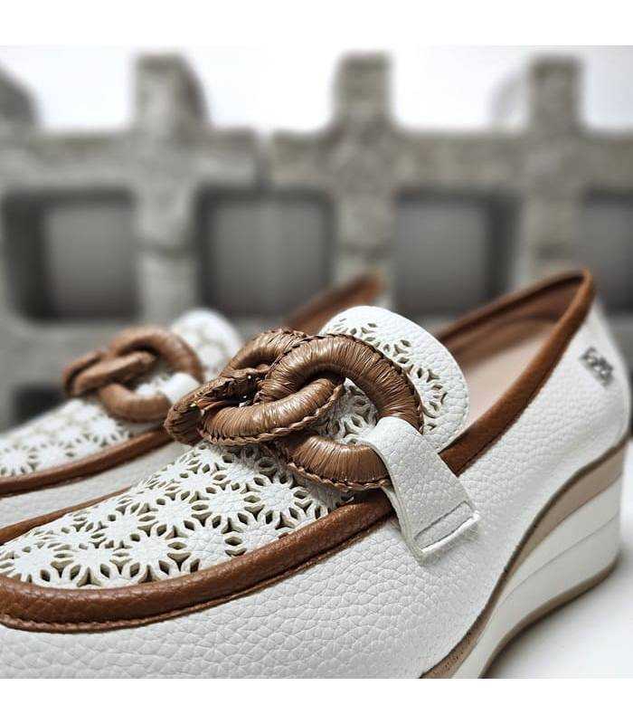 Detalle del troquelado floral en la pala del mocasínes cuña Resauce mujer de Chika10 con diseño elegante y femenino.