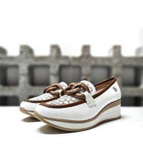 Zapatos mocasín de cuña para mujer Chika10 en piel blanca troquelada con detalles marrones y suela estilo corcho, vista lateral