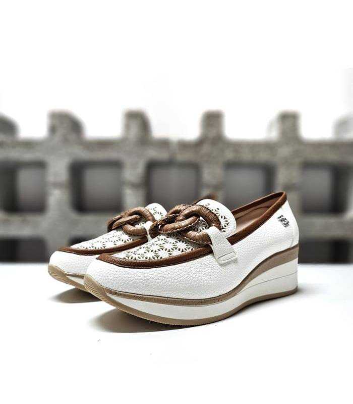 Zapatos mocasín de cuña para mujer Chika10 en piel blanca troquelada con detalles marrones y suela estilo corcho, vista lateral
