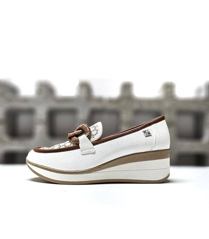 Zapato mocasín cuña  Chika10, vista de perfil