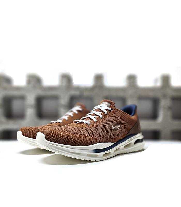 Foto de perfil lateral: Deportivo hombre Skechers Arch Fit Kincade en color camel.