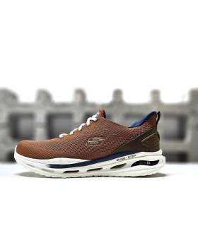 Vista de medio perfil: Zapatillas Skechers con horma ancha y altura de talón 4,4 cm.
