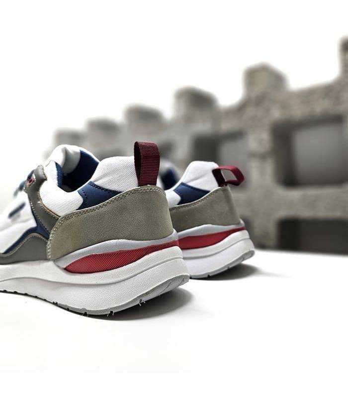 Vista trasera: Diseño minimalista y limpio de las zapatillas Dunlop en color blanco.