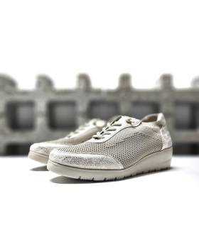 Vista semi lateral del zapato deportivo piel malla beige Treintas.