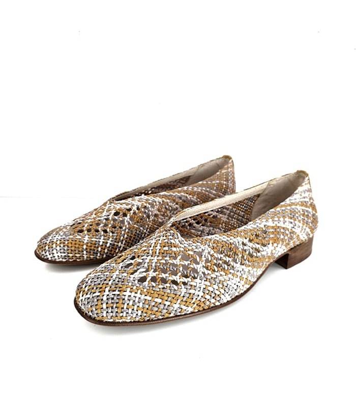 Zapato de rafia tonos amarillos Nival con diseño ligero y transpirable, visto de medio perfil.