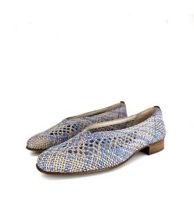 Zapato de rafia tonos azules Nival con diseño ligero y transpirable, visto de medio perfil.