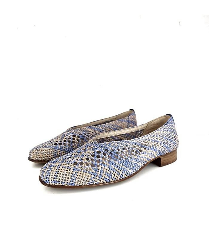 Zapato de rafia tonos azules Nival con diseño ligero y transpirable, visto de medio perfil.