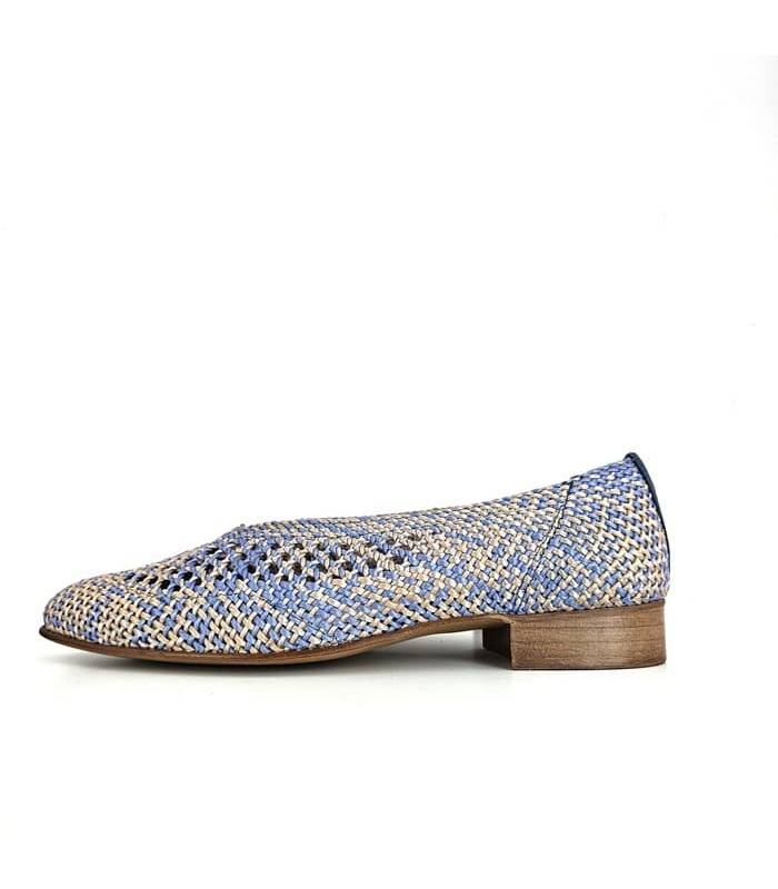 Vista lateral del zapato salón de rafia en tonos azules