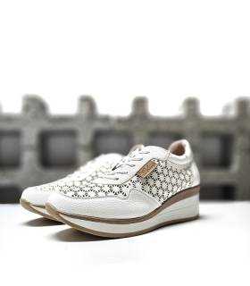 Vista semi lateral del zapato deportivo con cuña y troquelado de flores Chika 10.