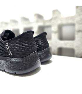 Detalle del talón con sistema Heel Pillow™ que mantiene el pie en su lugar en las Skechers Go Walk Flex de zapatilla negra