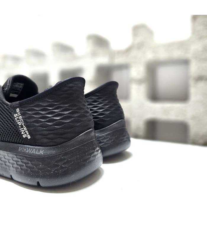 Detalle del talón con sistema Heel Pillow™ que mantiene el pie en su lugar en las Skechers Go Walk Flex de zapatilla negra