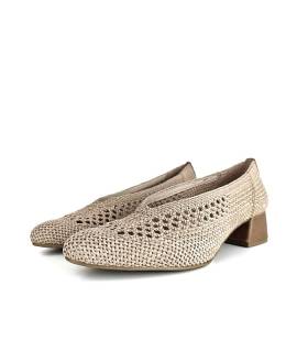 Vista semi lateral del zapato salón tacón medio en rafia beige de Nival.