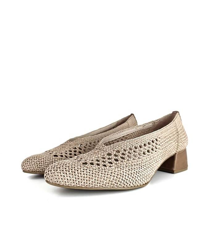 Vista semi lateral del zapato salón tacón medio en rafia beige de Nival.