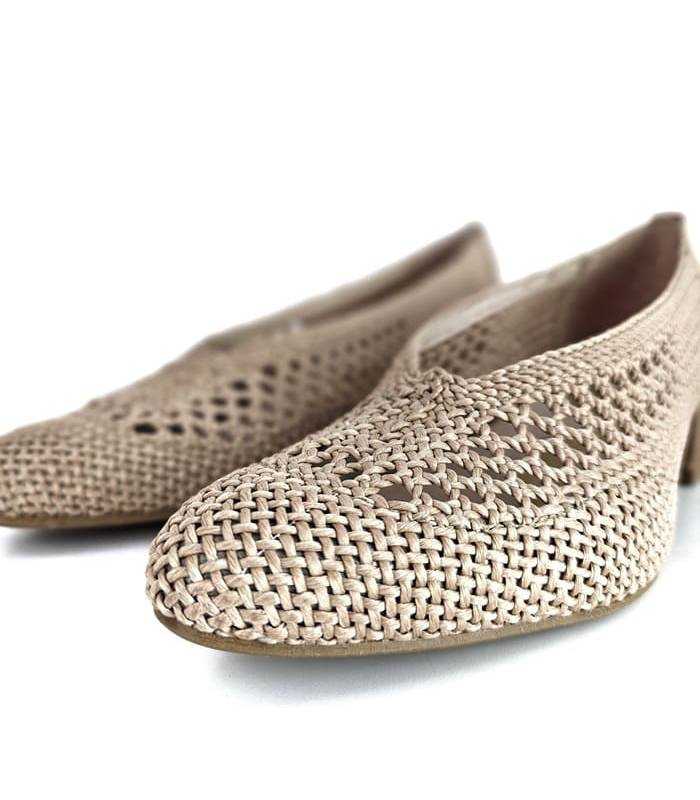 Detalle del tejido trenzado de rafia y el escote en pico de los zapatos.