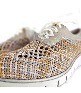 Primer plano de los cordones decorativos tipo lazo del zapatos mujer rejilla Nival.