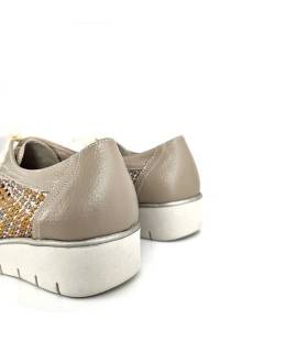Parte trasera del zapato mujer Nival con refuerzo de piel beige en el talón.