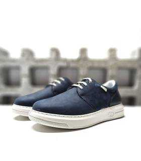 Zapato casual de cordones en piel marrón con suela blanca de Luisetti, vista de medio perfil