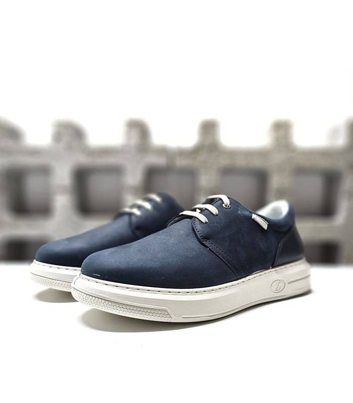 Zapato casual de cordones en piel marrón con suela blanca de Luisetti, vista de medio perfil