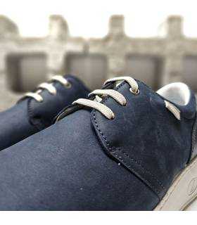 Detalle de los cordones para un ajuste cómodo y seguro del zapato azul