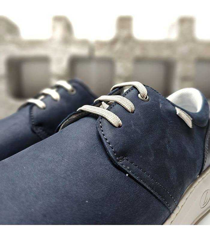 Detalle de los cordones para un ajuste cómodo y seguro del zapato azul