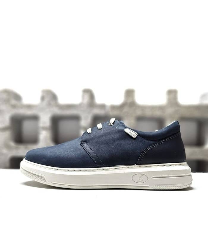 Vista lateral del zapato azul marino con acabado en napa lisa.