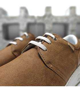 Detalle de los cordones para un ajuste cómodo y seguro del zapato marrón