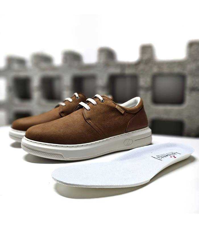 primer plano de plantilla extraída de zapato azul de Luisetti