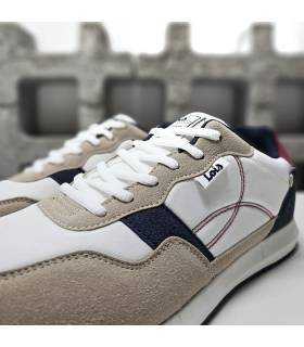 Primer plano del corte sintético de las zapatillas blanca de Lois