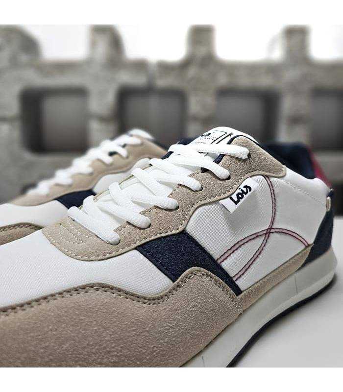 Primer plano del corte sintético de las zapatillas blanca de Lois
