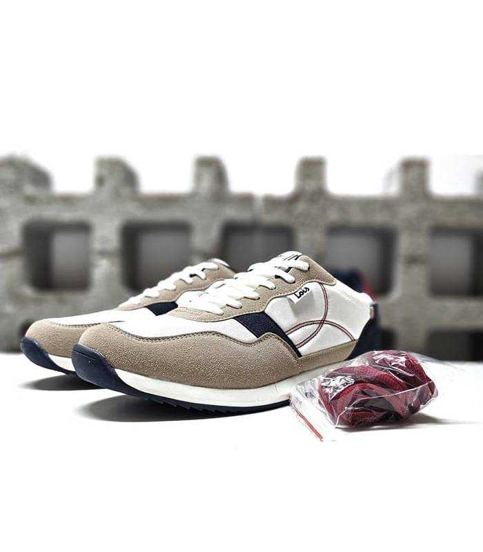 Zapatillas deportivas de hombre Lois en blanco con cordones granates adicionales.