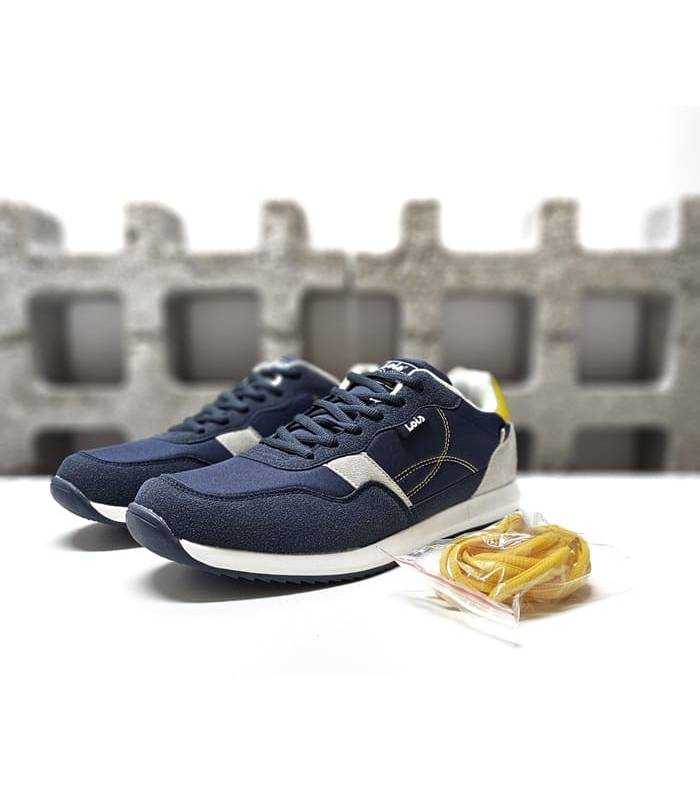 Zapatillas deportivas de hombre Lois en color azul con cordones amarillos intercambiables.