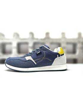 Vista lateral de las zapatillas Lois azul marino para hombre con detalles en piel sintética.