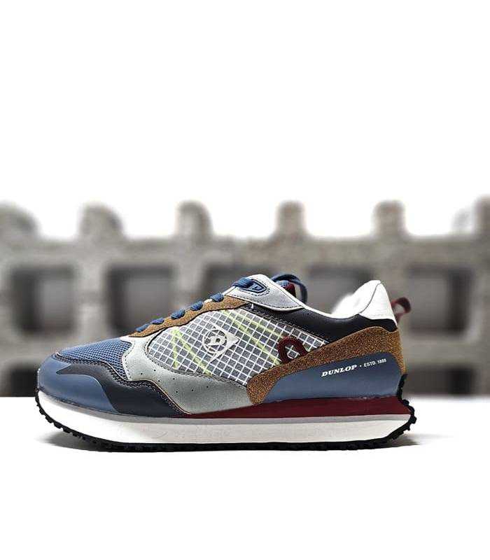 zapatilla Dunlop azul mostrando el diseño multicolor, el logo retro lateral y los cordones planos para un ajuste perfecto.