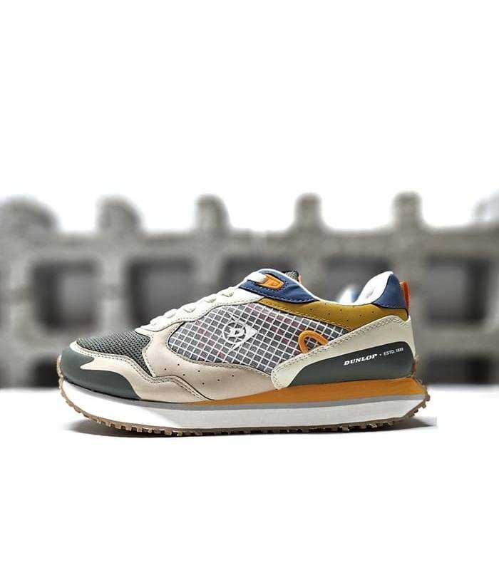 zapatillas Dunlop verde mostrando el diseño multicolor, el logo retro lateral y los cordones planos para un ajuste perfecto.