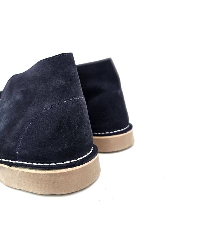 Vista trasera de bota pisa mierdas mujer azul marino