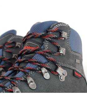 Detalle del ciere de cordones de botas senderismo azules de Chiruca