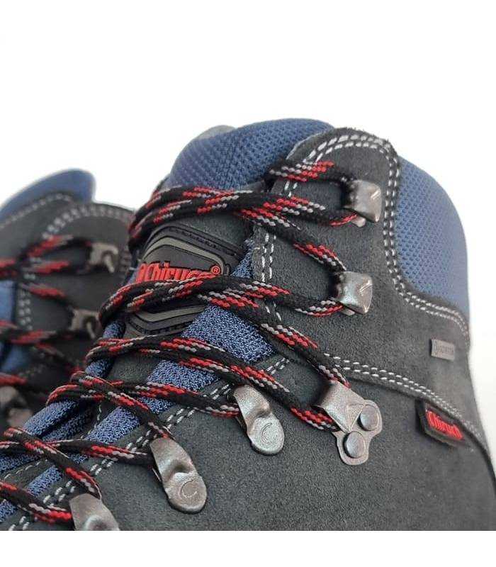 Detalle del ciere de cordones de botas senderismo azules de Chiruca