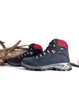 Vista lateral: Diseño robusto con piel nobuck hidrofugada y detalles en cordura.
