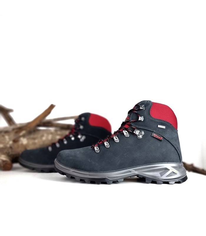 Vista lateral: Diseño robusto con piel nobuck hidrofugada y detalles en cordura.