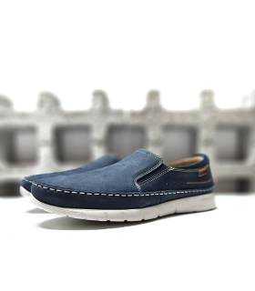 Zapato mocasín azul de piel para hombre con suela antideslizante, vista de medio perfil