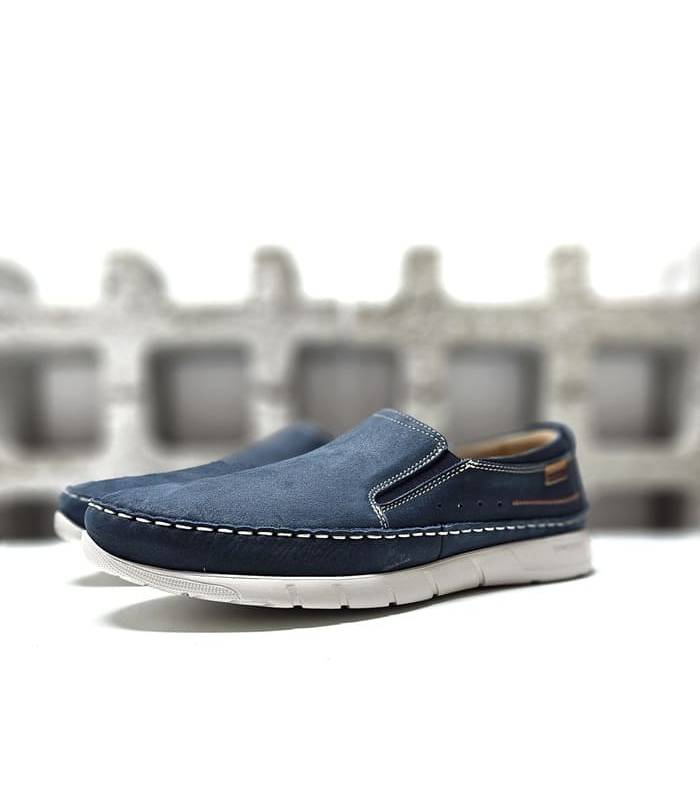 Zapato mocasín azul de piel para hombre con suela antideslizante, vista de medio perfil
