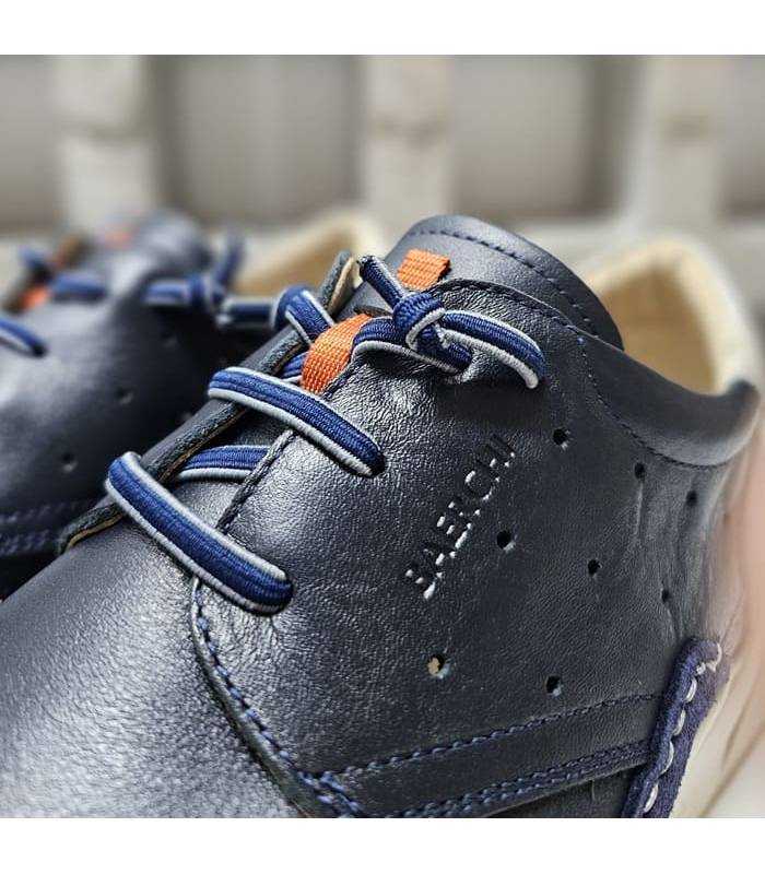 Detalle del cierre con cordones elásticos para un ajuste fácil en zapato azul de Baerchi