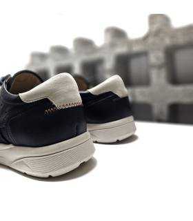 Zapato en azul marino con diseño moderno y transpirable, vista trasera