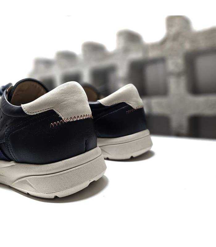 Zapato en azul marino con diseño moderno y transpirable, vista trasera