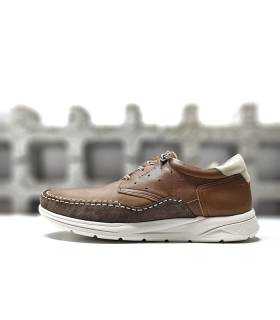 Vista lateral del zapato casual ultra ligero de piel de vacuno marron.