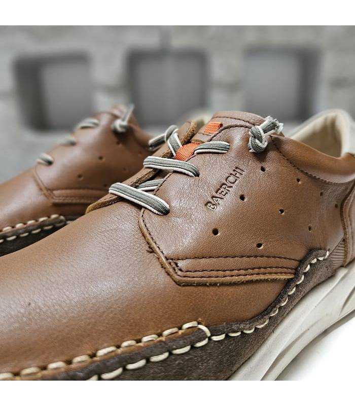 Detalle del cierre con cordones elásticos para un ajuste fácil en zapato color cuero de Baerchi