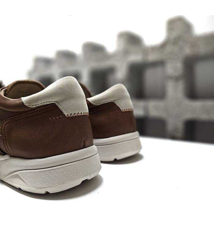 Zapato en color cuero con diseño moderno y transpirable, vista trasera