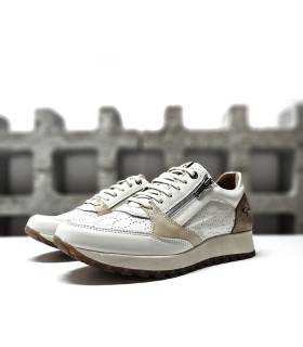 Zapatos deportivos mujer Kangaroos en piel perforada beige con cremallera lateral, vista de medio perfil.